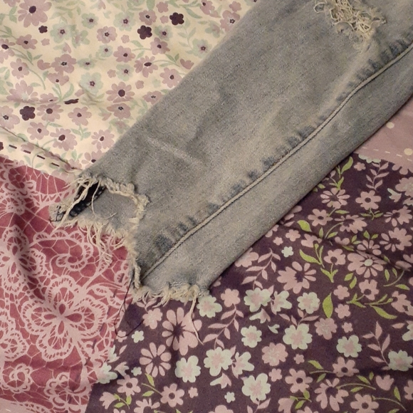 Size one blue ripped jeans - Picture 3 of 5